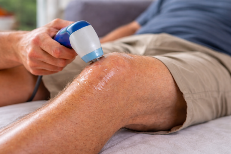 alt="Fisioterapeuta domiciliar em Salvador aplicando ultrassom no joelho para tratar tendinite patelar"